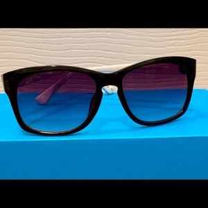 **SOLD** Kenneth Cole Reaction Women’s Sunglasses